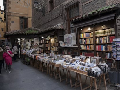 Librería en el Pasadizo de San Ginés, en Madrid, con buena parte de sus libros usados expuestos en la calle.