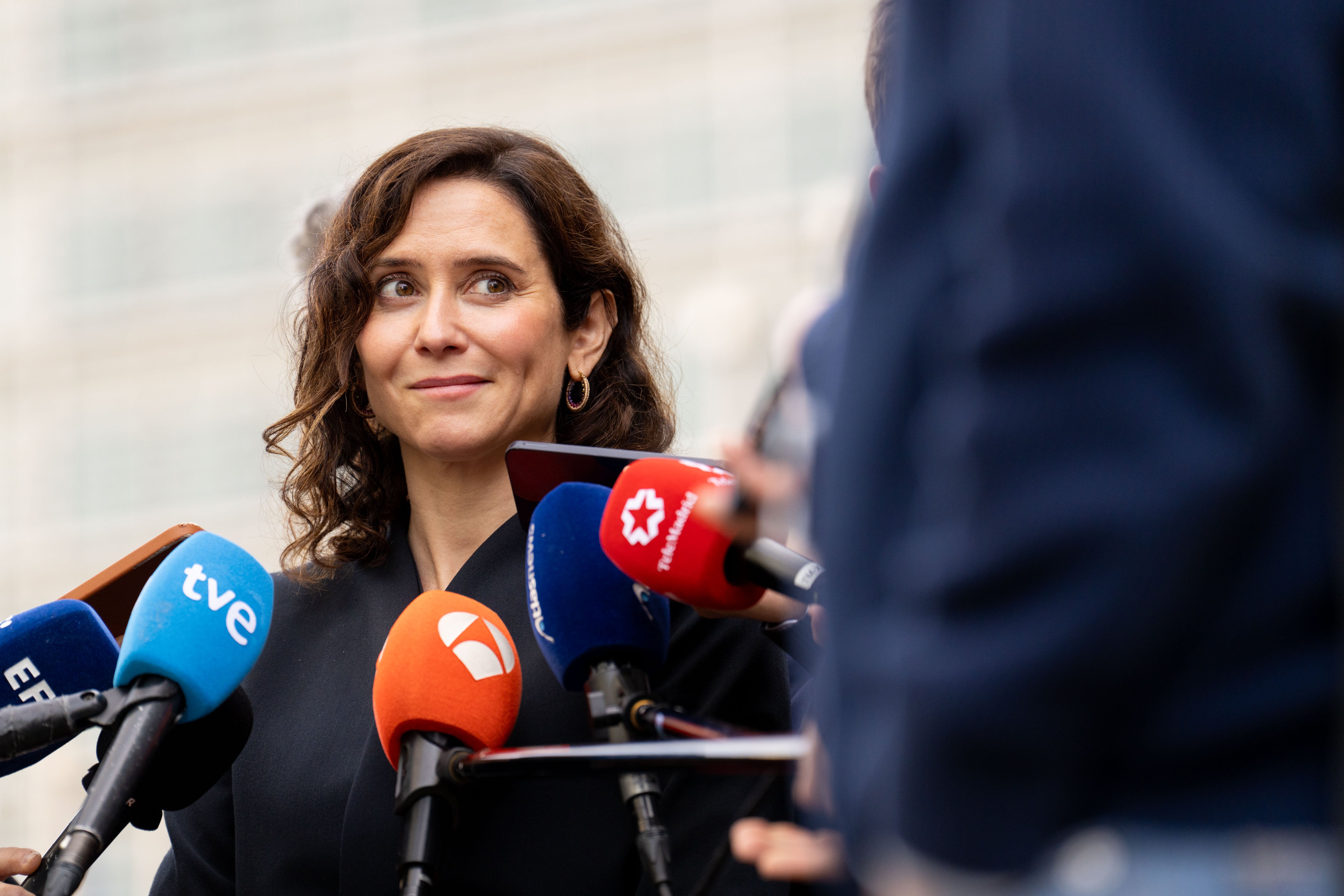 El Ejecutivo de Ayuso prueba una nueva fórmula de colaboración público-privada en la que paga servicios sociales según el resultado