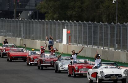 Una caravana de autos cl&aacute;sicos dirigida por el piloto Fernando Alonso y Jenson Button (Honda) recorre el circuito antes de la carrera del Gran Premio de F&oacute;rmula 1 en M&eacute;xico.