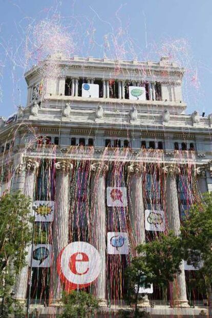 Serpentinas con miles de palabras llueven desde la sede del Cervantes