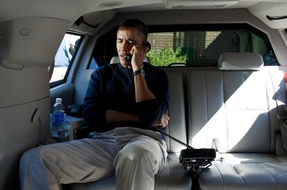 Obama habla con Karzai de la matanza desde el interior de un vehículo, durante su visita a Chevy Chase, Maryland.