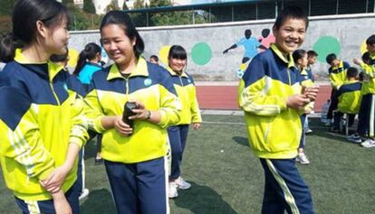 Estudiantes de la escuela de Renhuai, en la provincia de Guizhou, con el uniforme inteligente. Imagen cedida por el centro educativo y publicada por 'Global Times'
