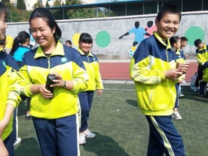 Estudiantes de la escuela de Renhuai, en la provincia de Guizhou, con el uniforme inteligente. Imagen cedida por el centro educativo y publicada por 'Global Times'