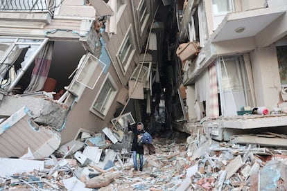 Un hombre camina entre los escombros de varios edificios en la provincia de Hatay (Turquía), este jueves.  