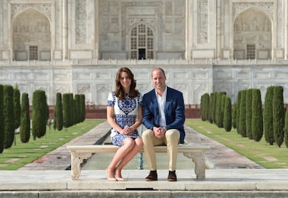 Guillermo de Inglaterra y Kate Middleton posan sonrientes ante el Taj Mahal.