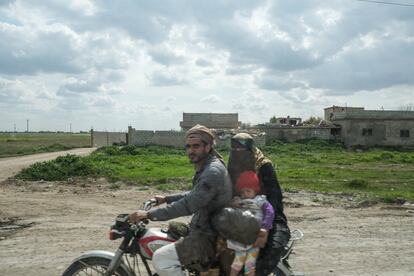 Una familia de desplazados en la localidad a Al Busayrah.