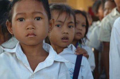 Ni&ntilde;os camboyanos van al colegio.