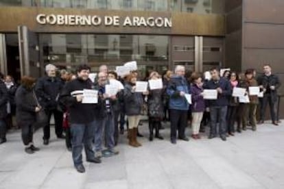 Una treintena de funcionarios durante la concentración que han llevado a cabo a las puertas de la Delegación Territorial del Gobierno de Aragón en Teruel para protestar por recortes como la supresión de la paga extra de Navidad. EFE/Archivo