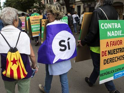 Manifestantes a favor del sí a la independencia, este domingo en Barcelona