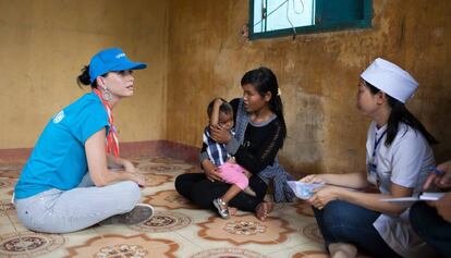 Katy Perry visitando una casa con una trabajadora de salud del Centro Phuoc Thanh Commune en la provincia de Ninh Thuan (Vietnam).