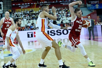 El polaco Adam Waczynski intenta controlar el balón en una acción del partido que disputan contra España. 