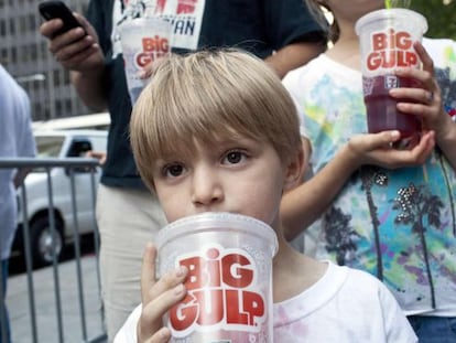 Dois garotos durante um protesto contra a proposta de proibir os refrigerantes em Nova York.