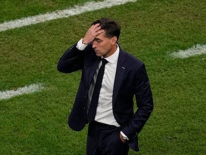 Diego Alonso, dirigiendo a la selección de Uruguay en el pasado Mundial de Qatar.