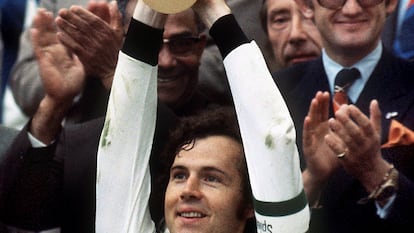 Franz Beckenbauer levantando el trofeo del Mundial de fútbol de Alemania 1974.