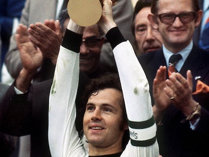 Franz Beckenbauer levantando el trofeo del Mundial de fútbol de Alemania 1974.