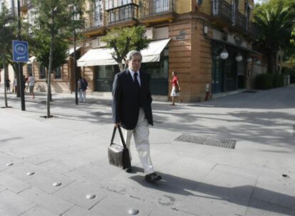 Braulio Medel, ayer a las 19.11 minutos, a la salida del restaurante donde se fraguó el acuerdo.