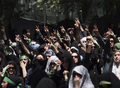 Mujeres iraníes apoyan al reformista Musaví en las calles de Teherán.