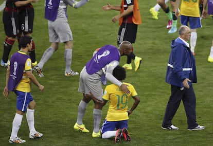 Willian é consolado após o fim da partida.