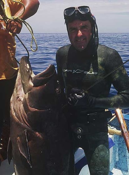 Kerejeta, con la única ayuda de un arpón, un traje de neopreno, unas gafas de buceo y un tubo, se sumerge una y otra vez hasta conseguir su presa. El vizcaíno reconoce que las jornadas de pesca son agotadoras y requieren una gran condición física