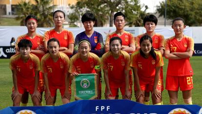 La selección china de fútbol femenino, antes de iniciar un partido. 
 