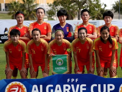 La selección china de fútbol femenino, antes de iniciar un partido. 
 