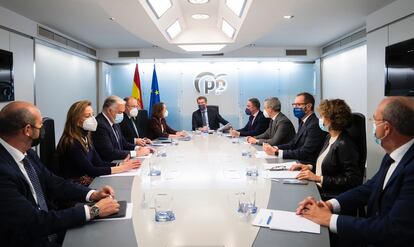 Alberto Núñez Feijóo, en el centro, presidía el lunes la primera reunión del comité de dirección del PP en Madrid, tras ser elegido presidente del partido el sábado.