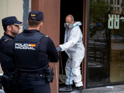 Exterior del restaurante donde se produjo un incendio en la glorieta de Manuel Becerra en Madrid, este sábado.