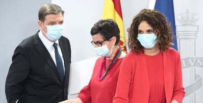 La ministra portavoz y de Hacienda, María Jesús Montero; la ministra de Asuntos Exteriores, Unión Europea y Cooperación, Arantxa González Laya; y el ministro de Agricultura, Pesca y Alimentación, Luis Planas, a su llegada a la comparecencia en rueda de prensa posterior al Consejo de Ministros de Moncloa, Madrid (España), a 21 de julio de 2020.