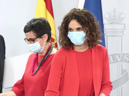 La ministra portavoz y de Hacienda, María Jesús Montero; la ministra de Asuntos Exteriores, Unión Europea y Cooperación, Arantxa González Laya; y el ministro de Agricultura, Pesca y Alimentación, Luis Planas, a su llegada a la comparecencia en rueda de prensa posterior al Consejo de Ministros de Moncloa, Madrid (España), a 21 de julio de 2020.