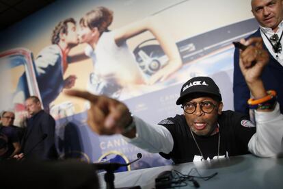 El director Spike Lee firma autógrafos durante la presentación de la película 'BlacKkKlansman', el 15 de mayo de 2018.