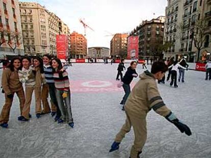 Pista de hielo en una plaza del centro de Madrid