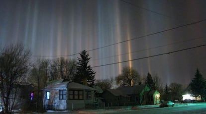 Pilares de luz en una noche de invierno en Laramie, Wyoming