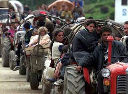 Cientos de refugiados albanokosovares aguardan para entrar en Albania, en 1999.