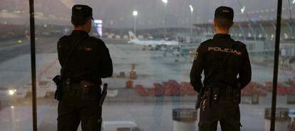 Dos agentes patrullan Barajas tras los atentados de París.