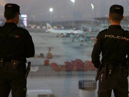 Dos agentes patrullan Barajas tras los atentados de París.