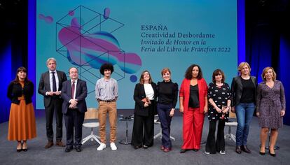 El ministro de Cultura, Miquel Iceta (tercero por la izquierda), y las escritoras Elvira Lindo (sexta por la izquierda), Najat El Hachmi y Rosa Montero, en la presentación del programa de España como invitado de honor a la Feria del Libro de Fráncfort.