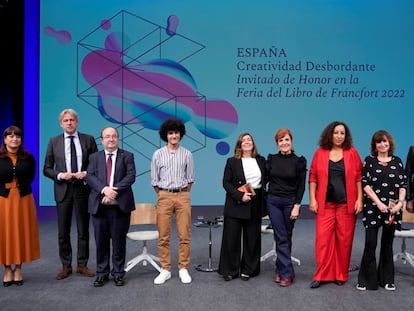 El ministro de Cultura, Miquel Iceta (tercero por la izquierda), y las escritoras Elvira Lindo (sexta por la izquierda), Najat El Hachmi y Rosa Montero, en la presentación del programa de España como invitado de honor a la Feria del Libro de Fráncfort.