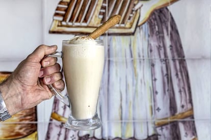 El ‘Tolofet’, una creación de la horchatería Subies, en Almàssera, que combina helado de crema de chufa con horchata mixta y se acompaña de una rosquilleta de chufa.