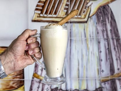 El ‘Tolofet’, una creación de la horchatería Subies, en Almàssera, que combina helado de crema de chufa con horchata mixta y se acompaña de una rosquilleta de chufa.