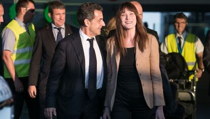 Nicolas Sarkozy y Carla Bruni, en el aeropuerto de Barcelona en junio. 