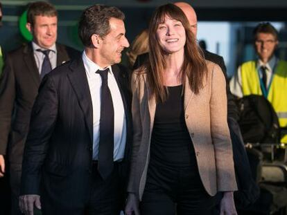 Nicolas Sarkozy y Carla Bruni, en el aeropuerto de Barcelona en junio. 