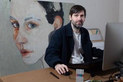 Conrad Roset, creador de videojocs, davant d'un quadre pintat per ell i Guim Tió