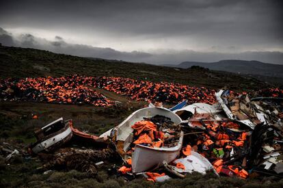 Botes dañados y miles de chalecos salvavidas usados por refugiados y migrantes durante su trayecto a través del mar Egeo, en Mithimna (Grecia)