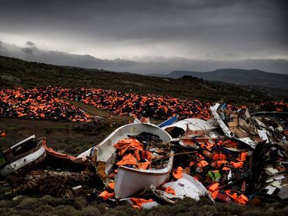 Botes da&ntilde;ados y miles de chalecos salvavidas usados por refugiados y migrantes durante su trayecto a trav&eacute;s del mar Egeo, en Mithimna (Grecia) 
