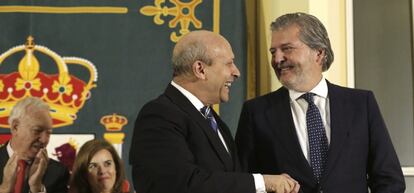 Méndez de Vigo, actual ministro de Educación, junto a su antecesor en el cargo, José Ignacio Wert.