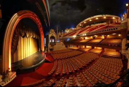 Panorámica de Le Grand Rex. Un paseo por París es la mejor manera de confirmar la filosofía del mimo por las salas de cine con pasado; y en la ciudad de la luz resulta difícil no toparse con alguna sala oscura donde se sentó Luis Buñuel, o que inspiró a Man Ray, que frecuentaron François Truffaut y Jacques Tati, o que decoró el mismísimo Jean Cocteau. Son rincones que escribieron la historia de la segunda cinematografía del mundo, que impregnan de su allure el imaginario de cinéfilos de todo el planeta y demuestran que en el país vecino el séptimo arte todavía es un bien muy preciado.