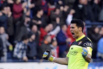 Andrés Fernández celebra uno de los goles de su equipo.