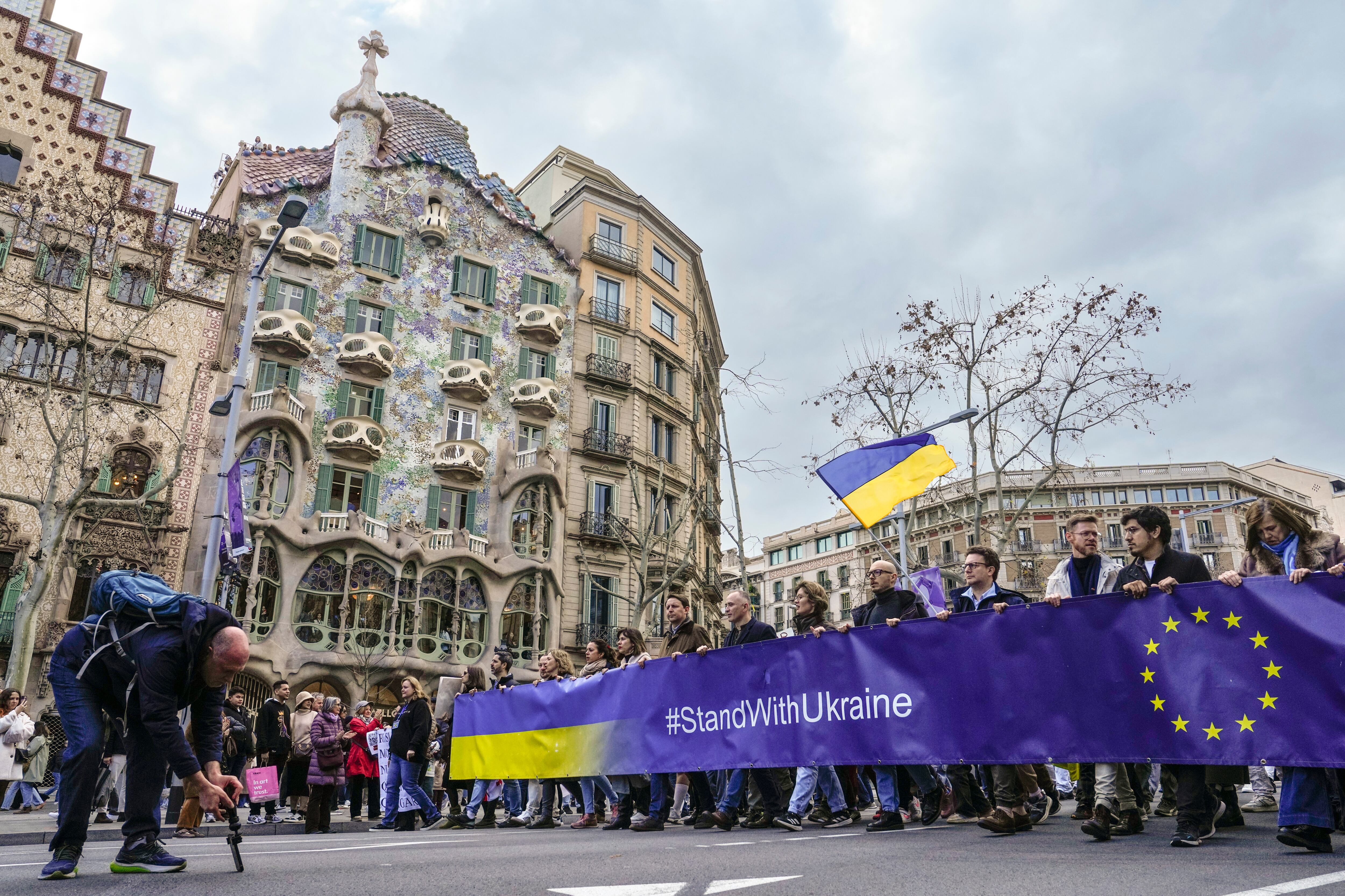 Unas 2.500 personas se manifiestan en Barcelona a favor de Ucrania a los tres años de la guerra