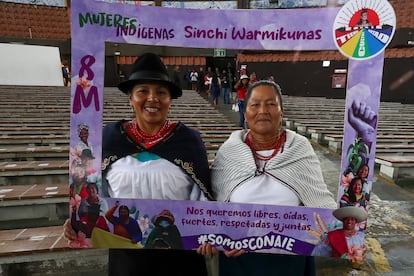 Mujeres indígenas se preparan para marchar en Quito (Ecuador).