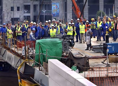 Las obras del puente de Serrería, en la Ciutat de les Arts i les Ciències, también se paralizaron cinco minutos y sus operarios se concentraron en silencio.
Trabajadores en la construcción del nuevo hospital La Fe, durante el paro de ayer.